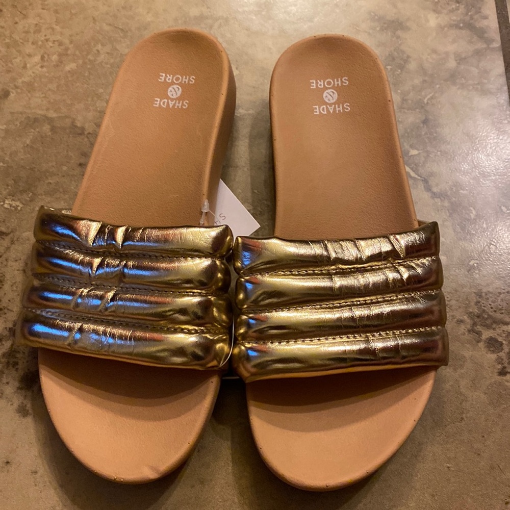 (160) NWT Women’s Gold Slides by Shade and Shore. Size 5 - Picture 1 of 11